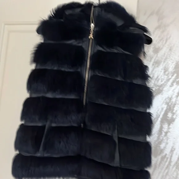 Stunning furry hooded vest - Picture 1 of 11